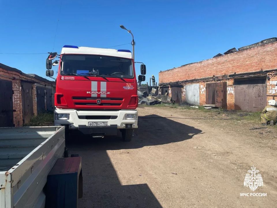 В Салавате тушат крупный пожар В Салавате тушат крупный пожар