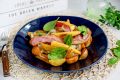 Запеченные картофельные дольки с беконом: не просто закуска, а настоящее наслаждение!