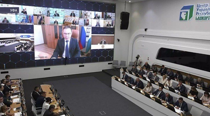 Молодёжные центры и медосмотры: основные темы оперативки с Радием Хабировым