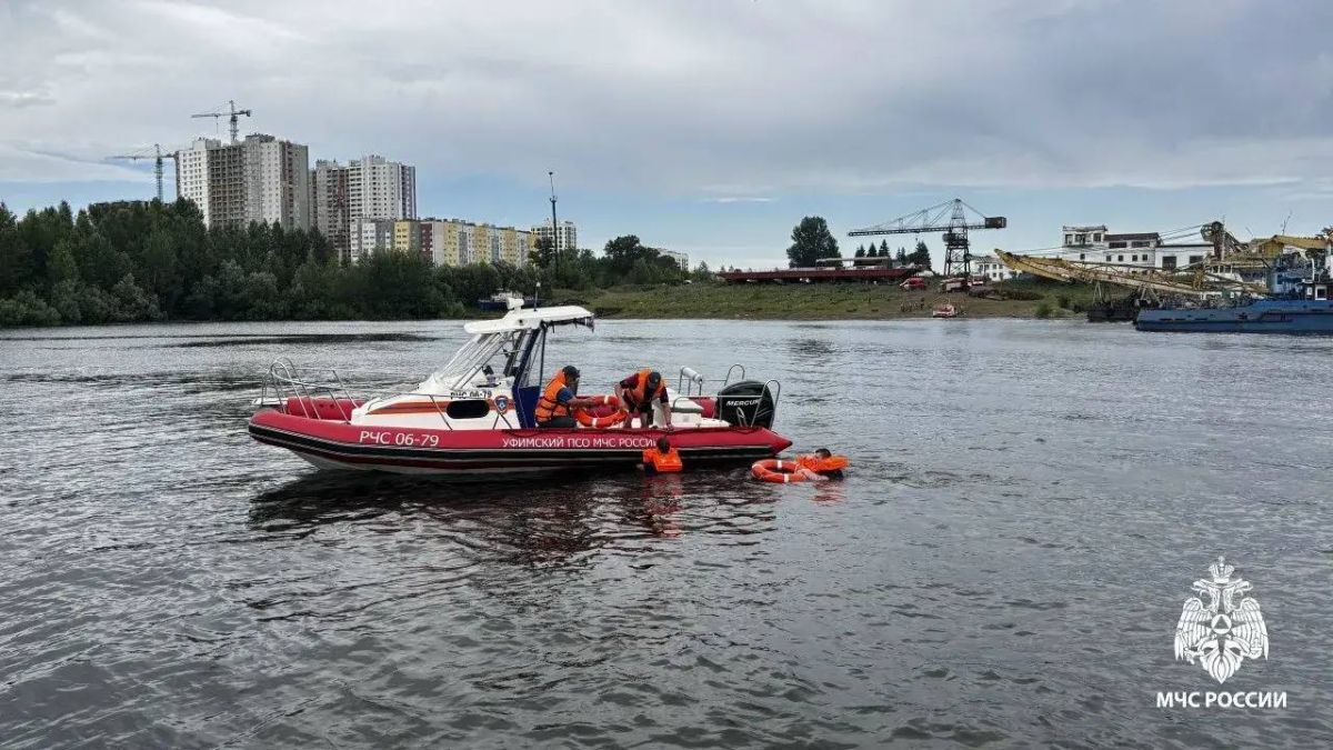 В Уфе на теплоходе «Чайка» прошло масштабное пожарно-тактическое учение В Уфе на теплоходе «Чайка» прошло масштабное пожарно-тактическое учение