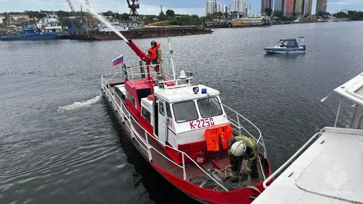 В Уфе на теплоходе «Чайка» прошло масштабное пожарно-тактическое учение В Уфе на теплоходе «Чайка» прошло масштабное пожарно-тактическое учение