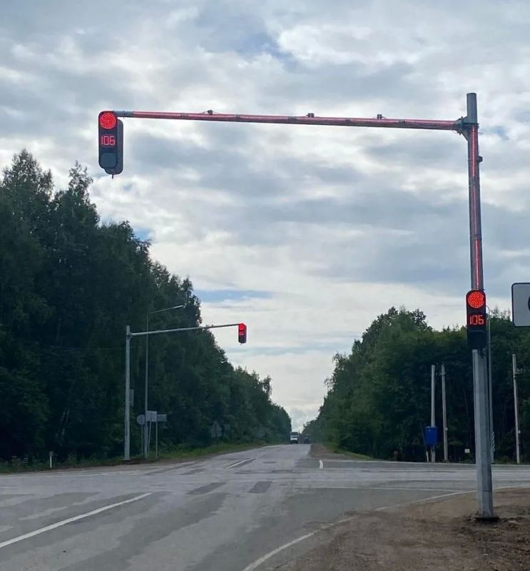 На западном обходе Уфы установили освещение и светофор На западном обходе Уфы установили освещение и светофор