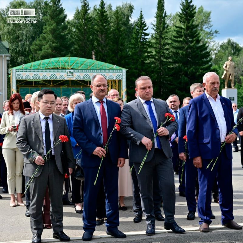 Андрей Назаров почтил память Героя России в Абзелиловском районе Андрей Назаров почтил память Героя России в Абзелиловском районе