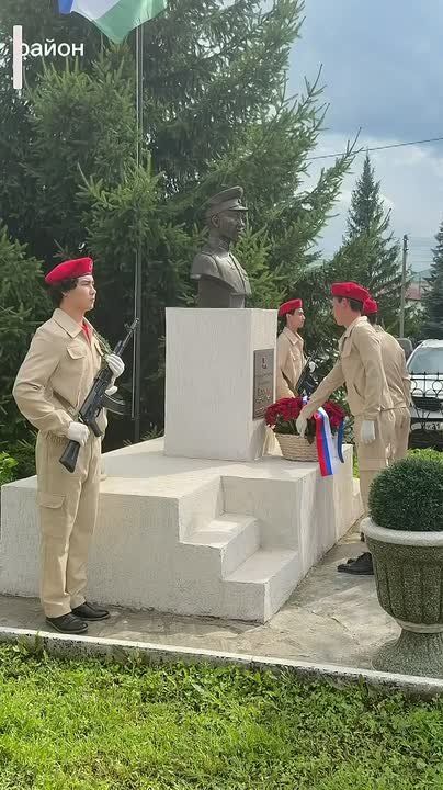 Андрей Назаров возложил цветы к бюсту в Аскарово в память о Герое России Тамерлане Ильгамове