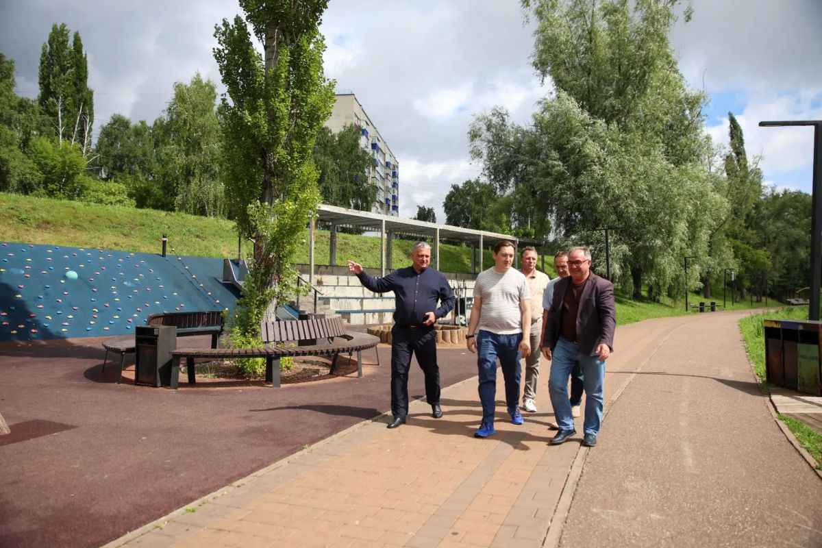 На нескольких городских территориях продолжаются работы по благоустройству На нескольких городских территориях продолжаются работы по благоустройству