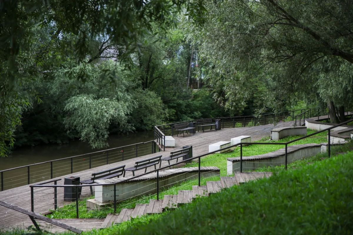 На нескольких городских территориях продолжаются работы по благоустройству На нескольких городских территориях продолжаются работы по благоустройству