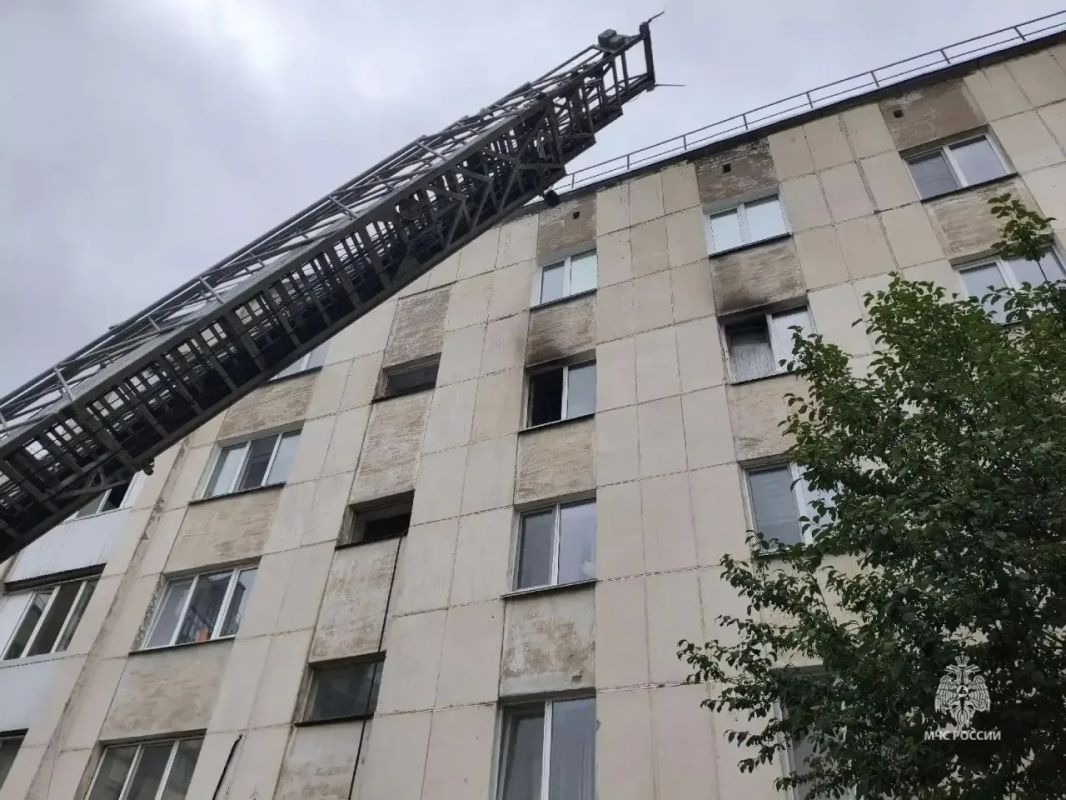 Огнеборцы МЧС России спасли шесть человек на пожаре в Уфе Огнеборцы МЧС России спасли шесть человек на пожаре в Уфе