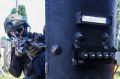 Сотрудники СОБР «Вектор» и «Царицын» Управления Росгвардии по Волгоградской области совместно с коллегами из МВД и ФСБ России пресекли деятельность организованной группы по массовому мошенническому обзвону