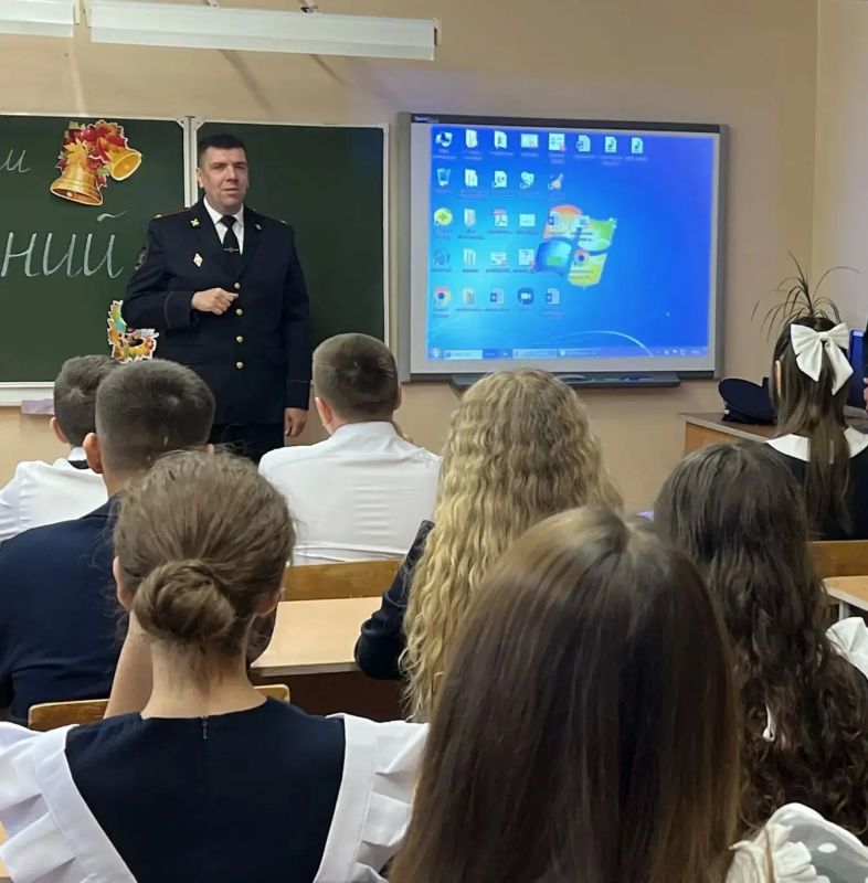 Уфимские транспортные полицейские приняли участие в проведении торжественных линеек, организованных в честь Дня знаний, и обеспечили охрану общественного порядка Уфимские транспортные полицейские приняли участие в проведении торжественных линеек, организованных в честь Дня знаний, и обеспечили охрану общественного порядка