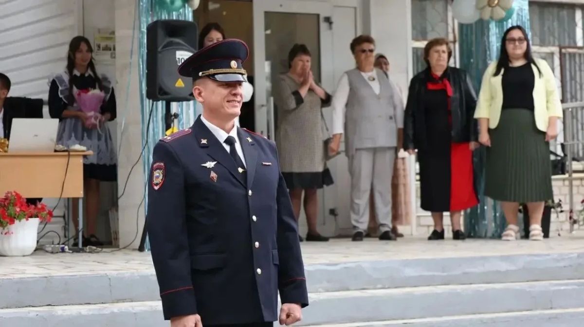 В Уфимском районе сотрудники полиции и представители Общественного совета поздравили школьников с Днем знаний В Уфимском районе сотрудники полиции и представители Общественного совета поздравили школьников с Днем знаний