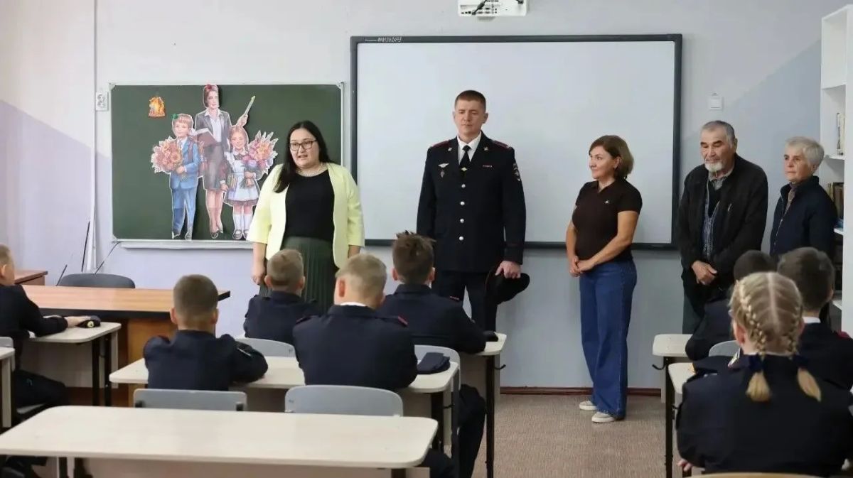 В Уфимском районе сотрудники полиции и представители Общественного совета поздравили школьников с Днем знаний В Уфимском районе сотрудники полиции и представители Общественного совета поздравили школьников с Днем знаний