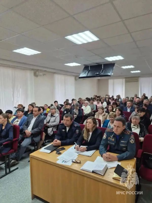 В преддверии выборов сотрудники МЧС России провели противопожарный инструктаж с членами участковых избирательных комиссий Чишминского района В преддверии выборов сотрудники МЧС России провели противопожарный инструктаж с членами участковых избирательных комиссий Чишминского района