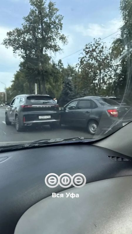 Подписчики сообщают об аварии на улице Заки Валиди
