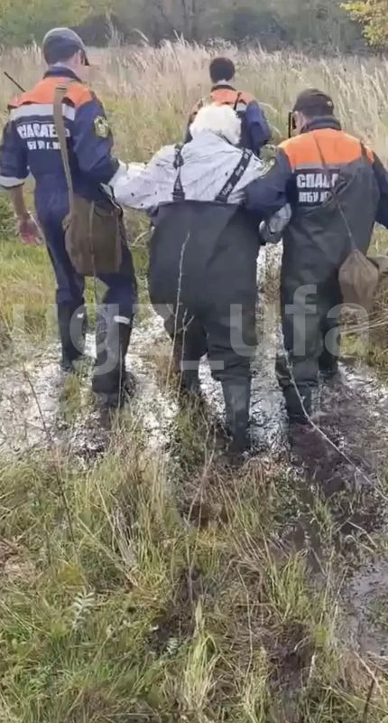 Срезала путь к даче и угодила в трясину: спасатели Уфы помогли 75-летней бабушке Срезала путь к даче и угодила в трясину: спасатели Уфы помогли 75-летней бабушке