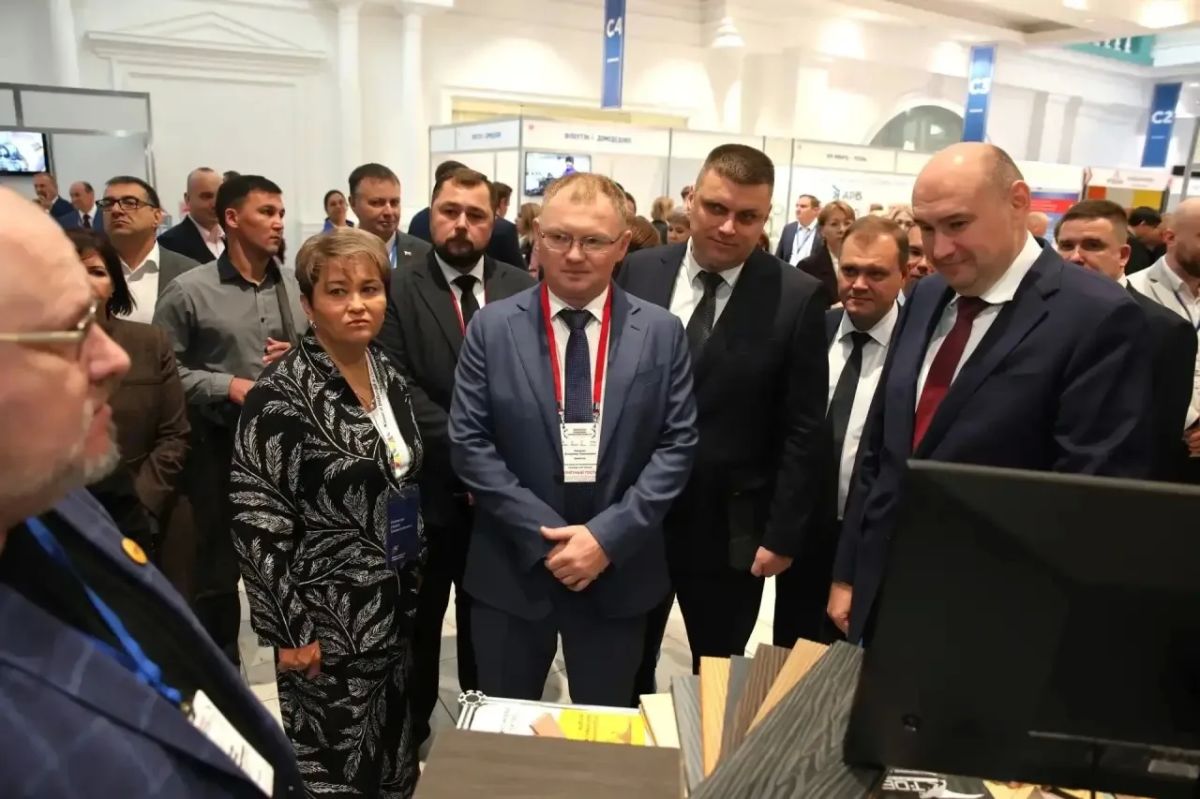 Заместитель министра промышленности, энергетики и инноваций Республики Башкортостан Эдуард Мустафин работает на экономическом форуме «Развиваем Оренбуржье вместе»