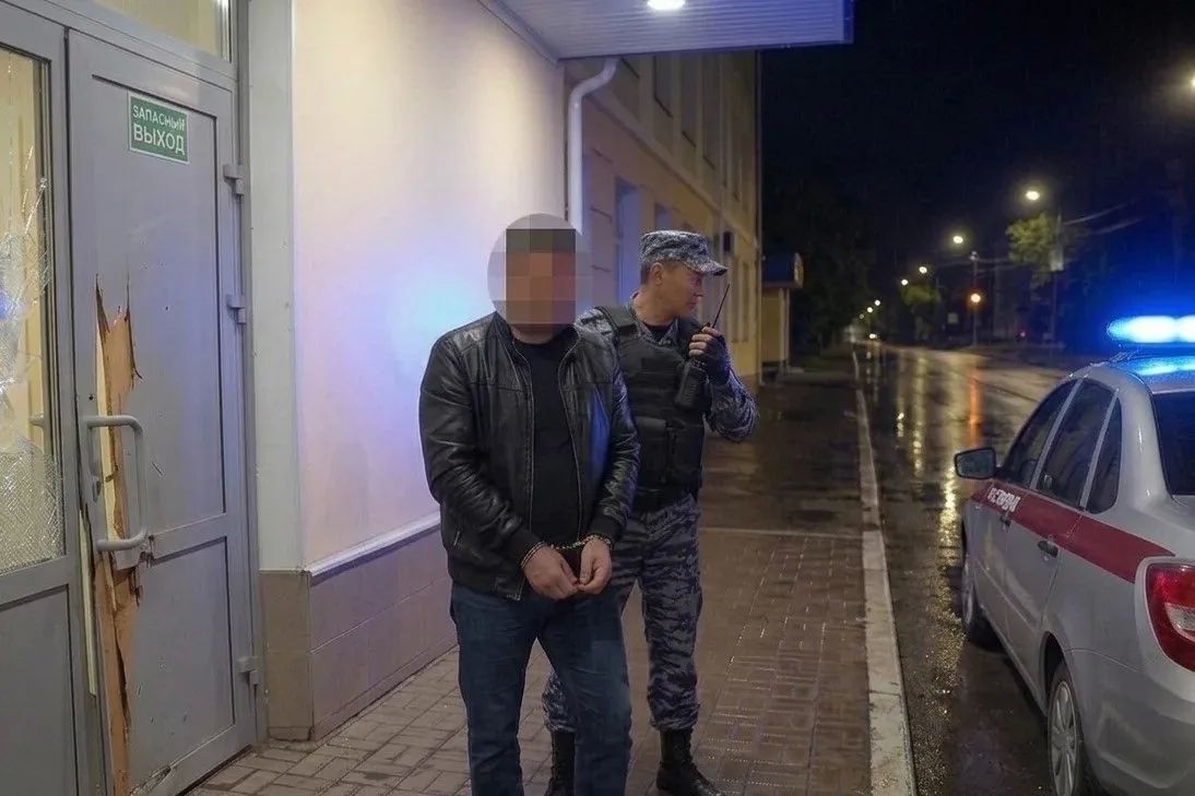 В Уфе накануне задержали двух нарушителей, которые ломились в вуз и школу В Уфе накануне задержали двух нарушителей, которые ломились в вуз и школу