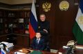 Радий Хабиров пригласил в свой рабочий кабинет шестиклассника Анвара Вахитова из Кумертау