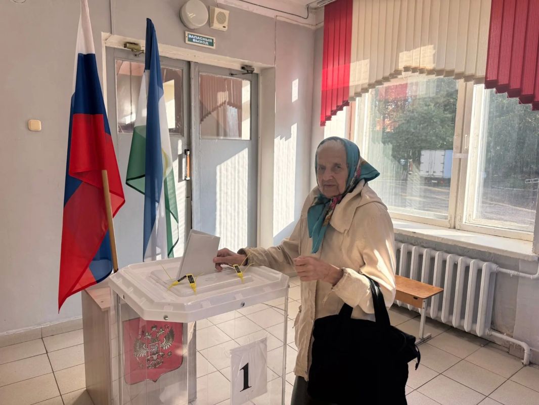 Голосует наше старшее поколение Голосует наше старшее поколение