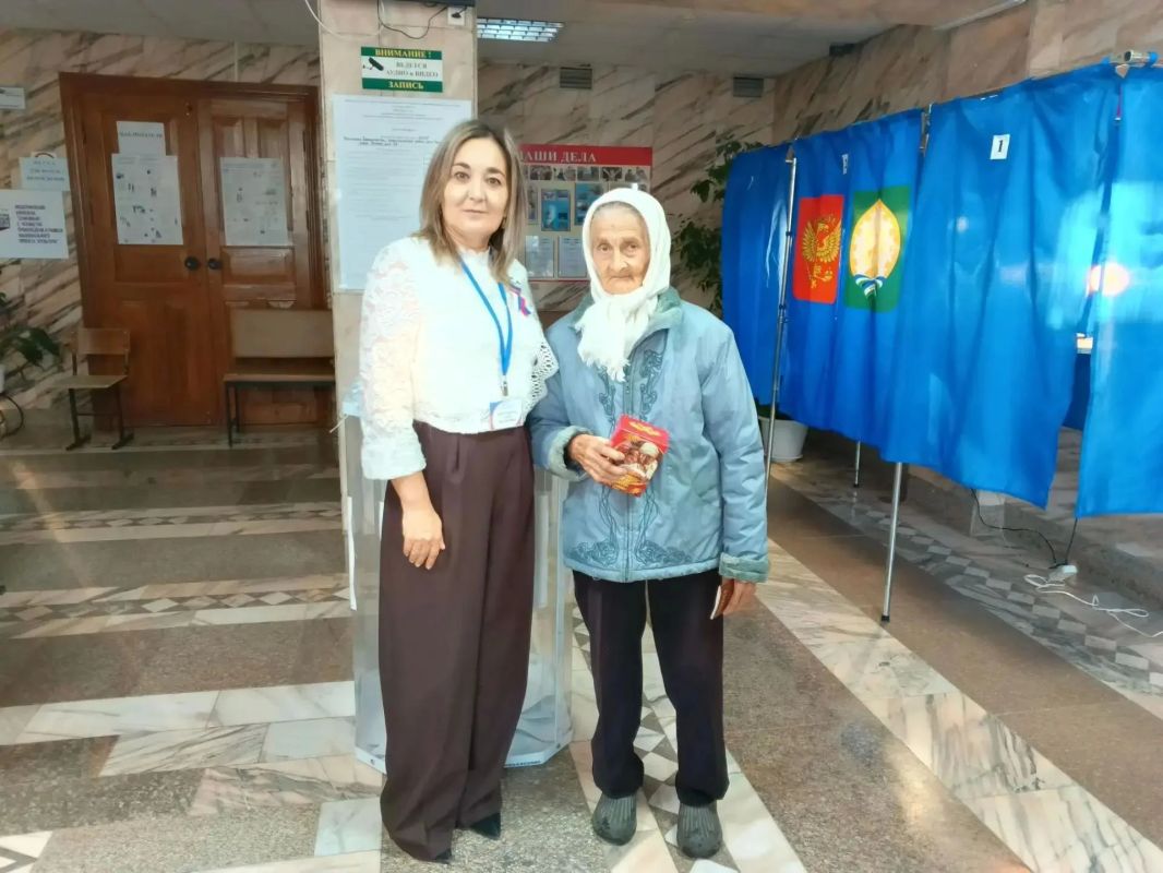 В пример молодым!. Антонина Фёдоровна (97 лет) пришла на избирательный участок в Русском драматическом театре Стерлитамака В пример молодым!. Антонина Фёдоровна (97 лет) пришла на избирательный участок в Русском драматическом театре Стерлитамака