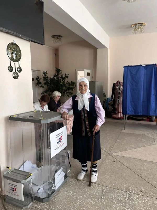 В пример молодым!. Антонина Фёдоровна (97 лет) пришла на избирательный участок в Русском драматическом театре Стерлитамака В пример молодым!. Антонина Фёдоровна (97 лет) пришла на избирательный участок в Русском драматическом театре Стерлитамака