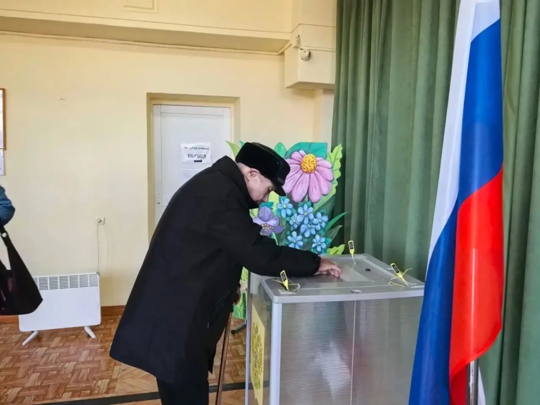 Голосуют ветераны Великой Отечественной войны Голосуют ветераны Великой Отечественной войны