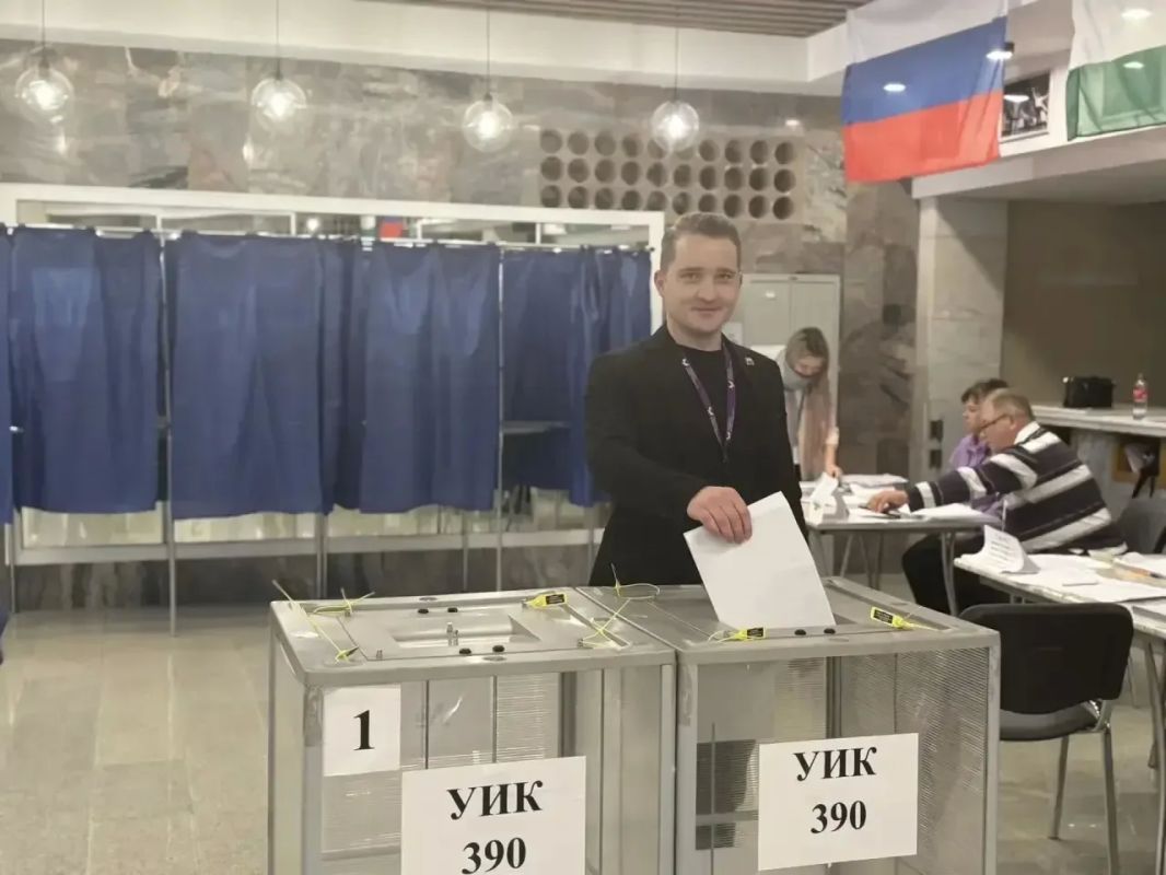 Молодежь выбирает будущее. Члены Молодежной общественной палаты при городском Совете присоединились к важнейшему политическому событию для жизни страны и города – выборам депутатов Государственной Думы России и депутатов... Молодежь выбирает будущее. Члены Молодежной общественной палаты при городском Совете присоединились к важнейшему политическому событию для жизни страны и города – выборам депутатов Государственной Думы России и депутатов...