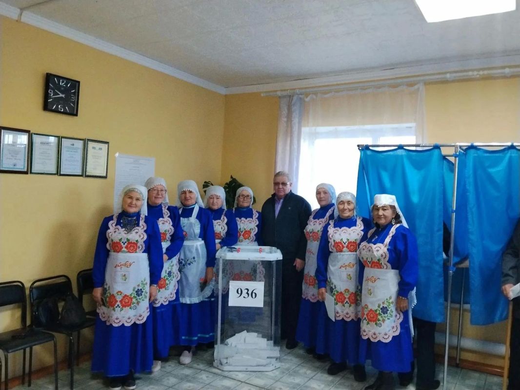 Традиции на выборах в Башкортостане: избиратели приходят голосовать в национальных костюмах Традиции на выборах в Башкортостане: избиратели приходят голосовать в национальных костюмах