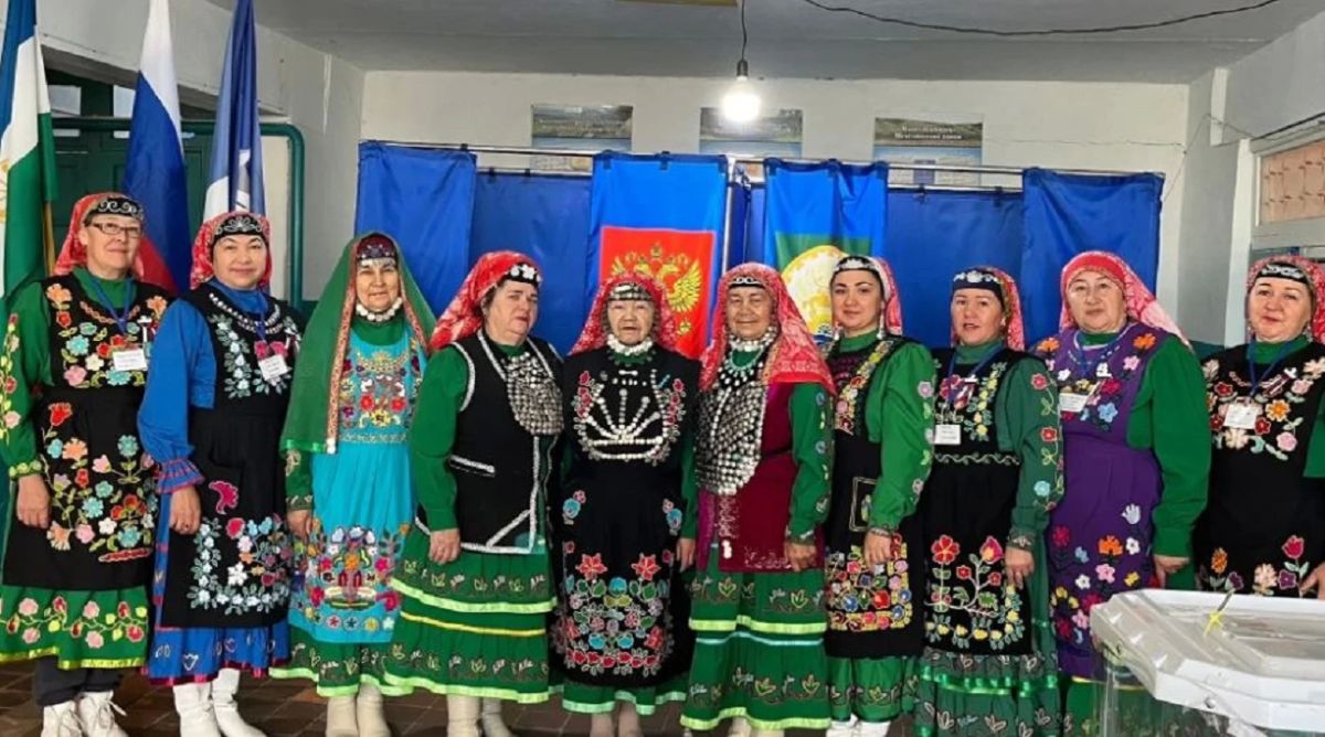Традиции на выборах в Башкортостане: избиратели приходят голосовать в национальных костюмах Традиции на выборах в Башкортостане: избиратели приходят голосовать в национальных костюмах