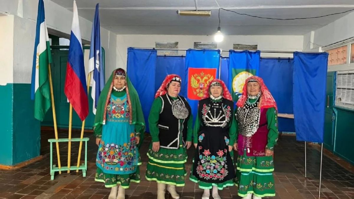 Традиции на выборах в Башкортостане: избиратели приходят голосовать в национальных костюмах Традиции на выборах в Башкортостане: избиратели приходят голосовать в национальных костюмах