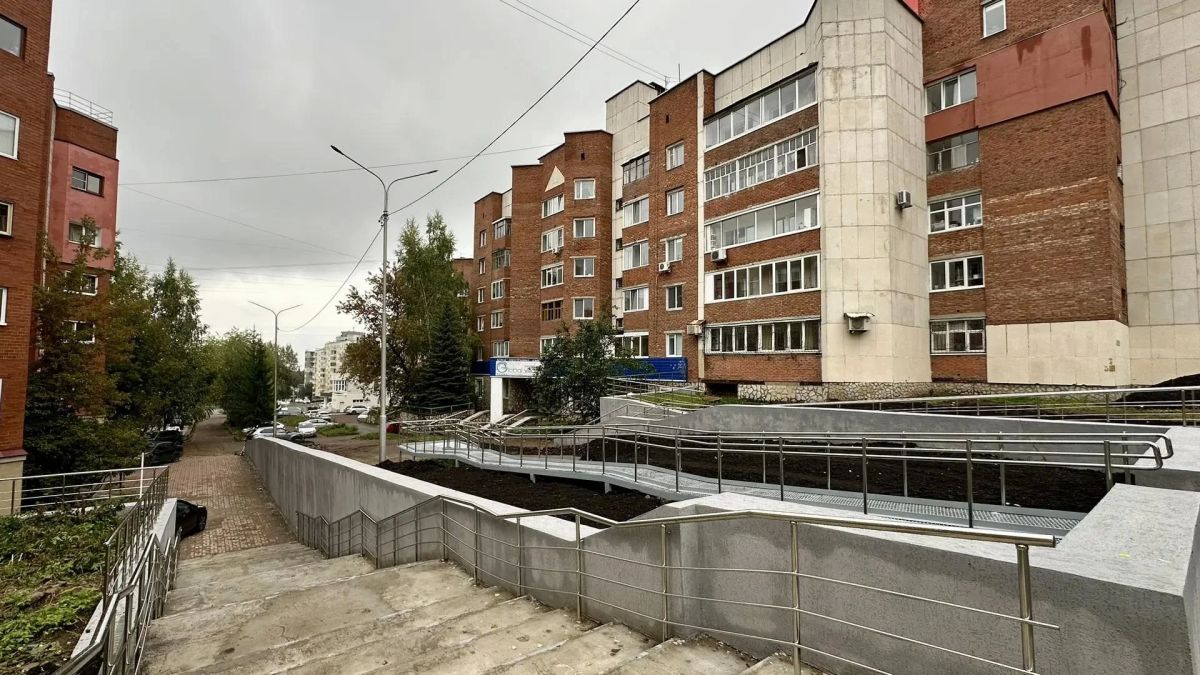 Работы по капитальному ремонту подпорной стены и обновлению лестницы у дома №98 по улице Российская подходят к завершению Работы по капитальному ремонту подпорной стены и обновлению лестницы у дома №98 по улице Российская подходят к завершению