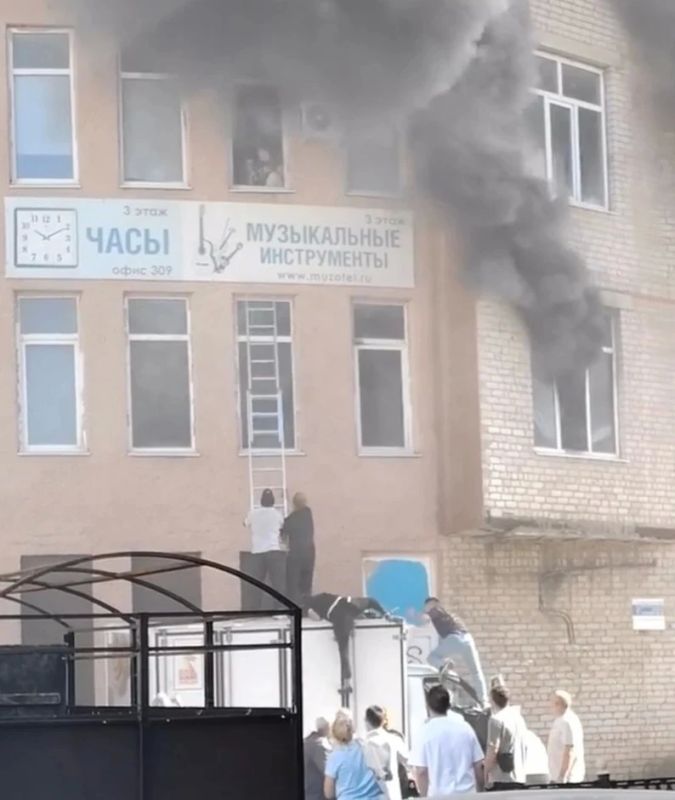 "Это был какой-то знак свыше": водитель "Газели" оказался на месте пожара в ТЦ "Солнечный" и спас девушек благодаря сломавшейся машине "Это был какой-то знак свыше": водитель "Газели" оказался на месте пожара в ТЦ "Солнечный" и спас девушек благодаря сломавшейся машине