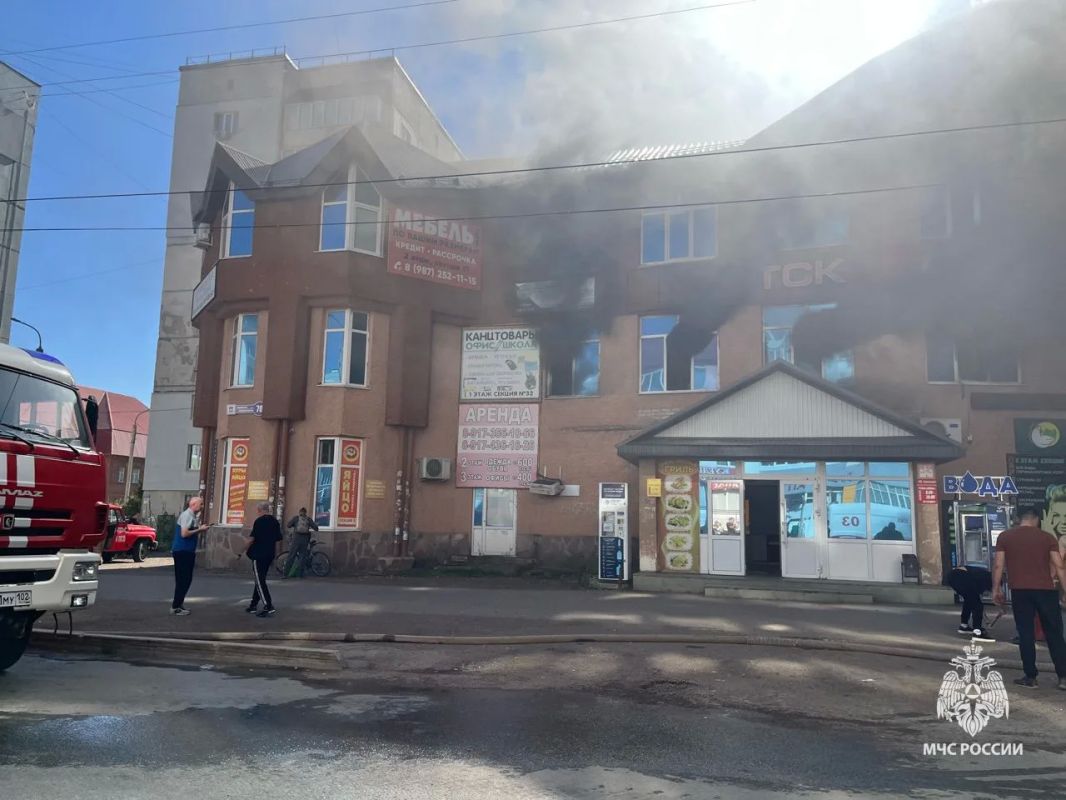 В Стерлитамаке пожарные ликвидируют возгорание в ТСК «Солнечный»