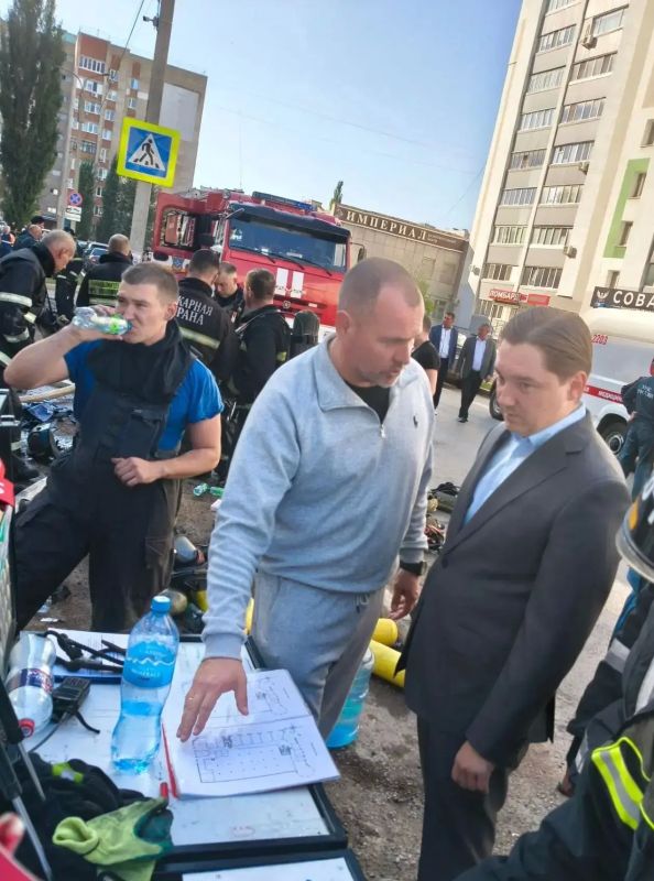 Сейчас нахожусь на месте пожара в ТСК «Солнечный» по ул.Коммунистической. На месте работают все экстренные службы города Сейчас нахожусь на месте пожара в ТСК «Солнечный» по ул.Коммунистической. На месте работают все экстренные службы города
