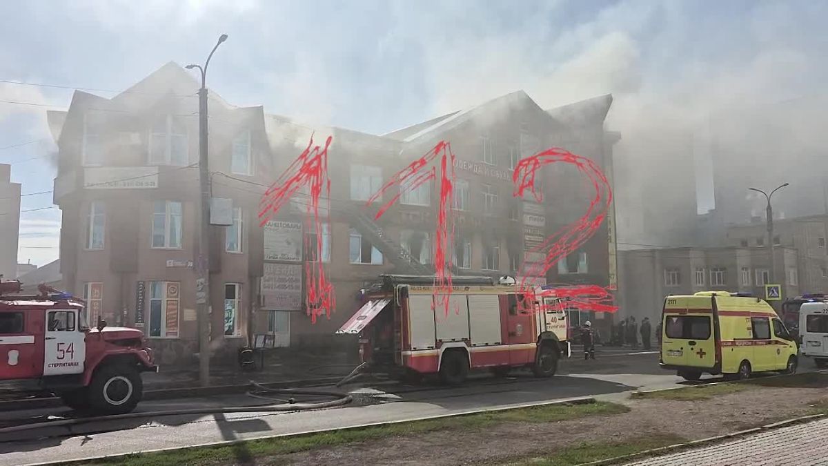 В башкирском Стерлитамаке три человека погибли при пожаре в ТЦ «Солнечный». Также известно о двоих пострадавших, их доставили в больницу