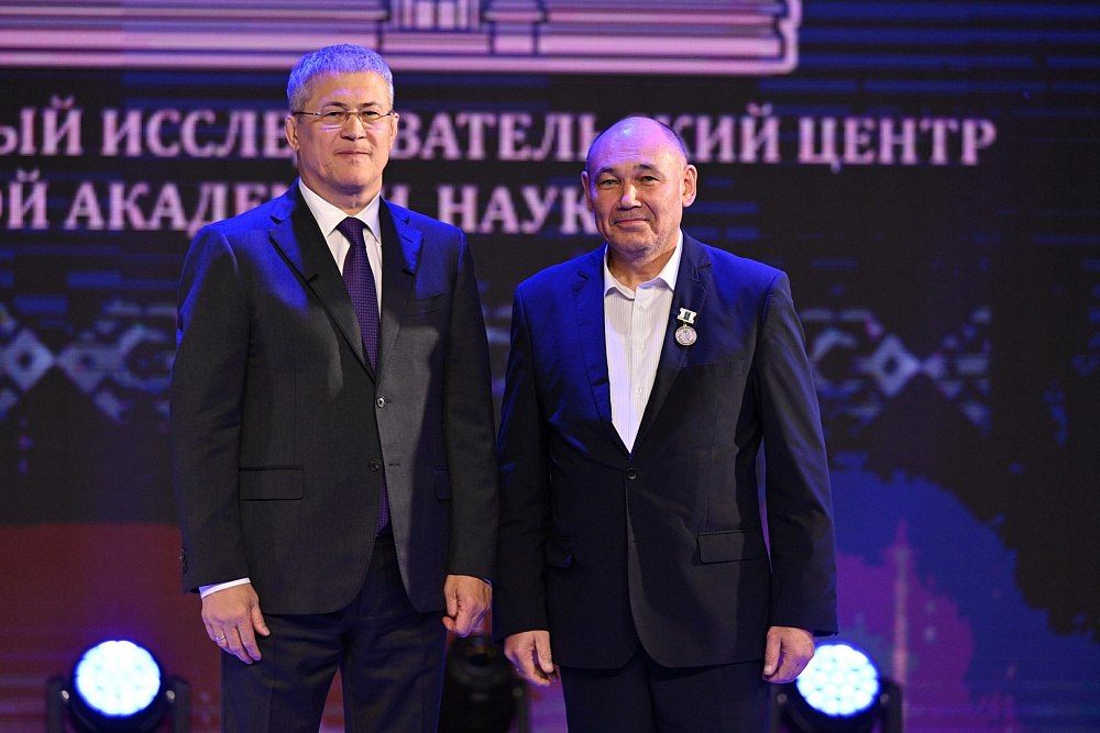 Радий Хабиров поздравил ученых с юбилеем Уфимского федерального исследовательского центра Российской академии наук Радий Хабиров поздравил ученых с юбилеем Уфимского федерального исследовательского центра Российской академии наук