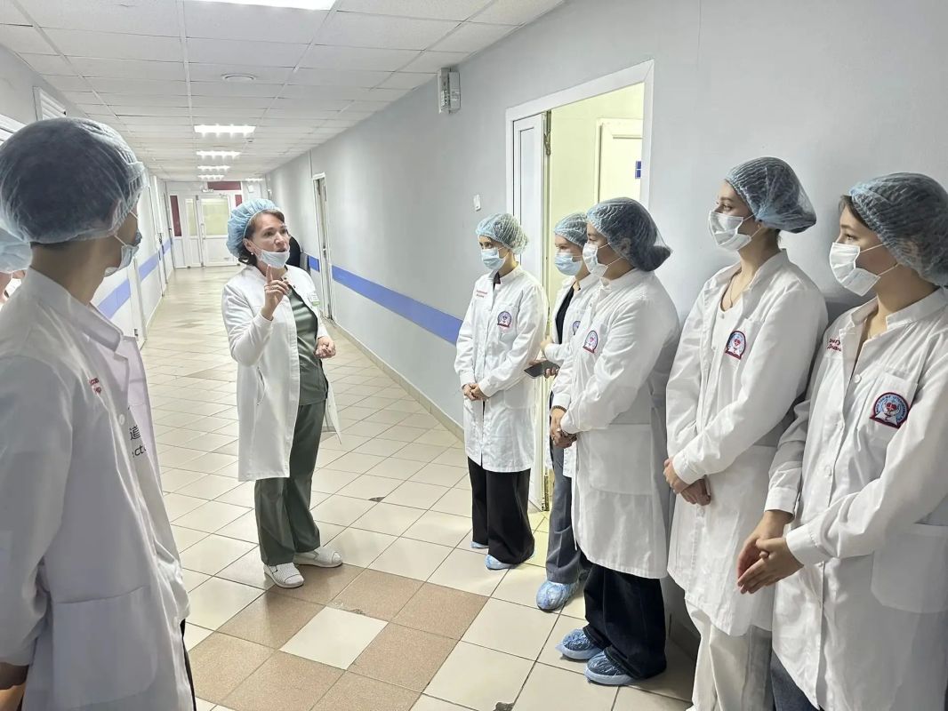 В Городской клинической больнице №1 провели экскурсию для учащихся медицинского класса В Городской клинической больнице №1 провели экскурсию для учащихся медицинского класса