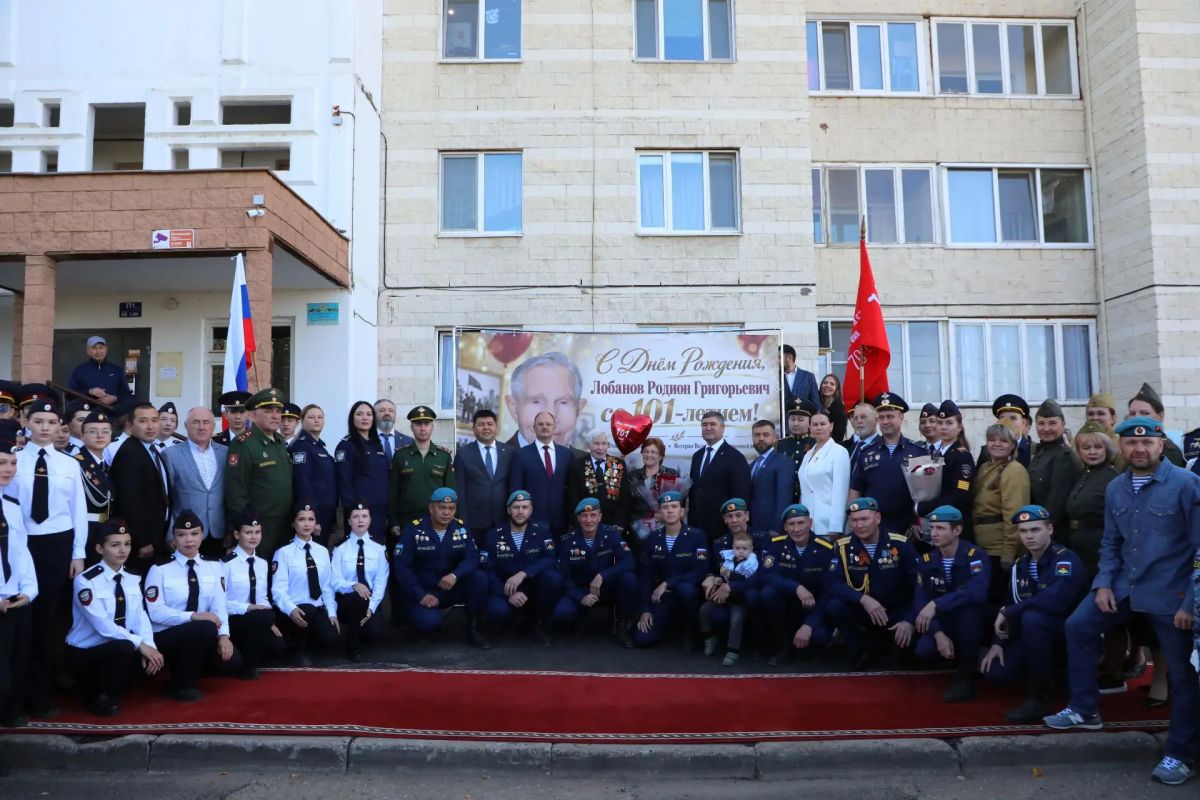 Рустам Шарипов: Родион Григорьевич, поздравляем вас с 101-летием! Сегодня у вашего порога прошёл парад Рустам Шарипов: Родион Григорьевич, поздравляем вас с 101-летием! Сегодня у вашего порога прошёл парад