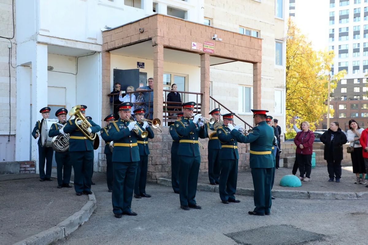 В Уфе прошел парад в честь 101летия ветерана Родиона Лобанова В Уфе прошел парад в честь 101летия ветерана Родиона Лобанова