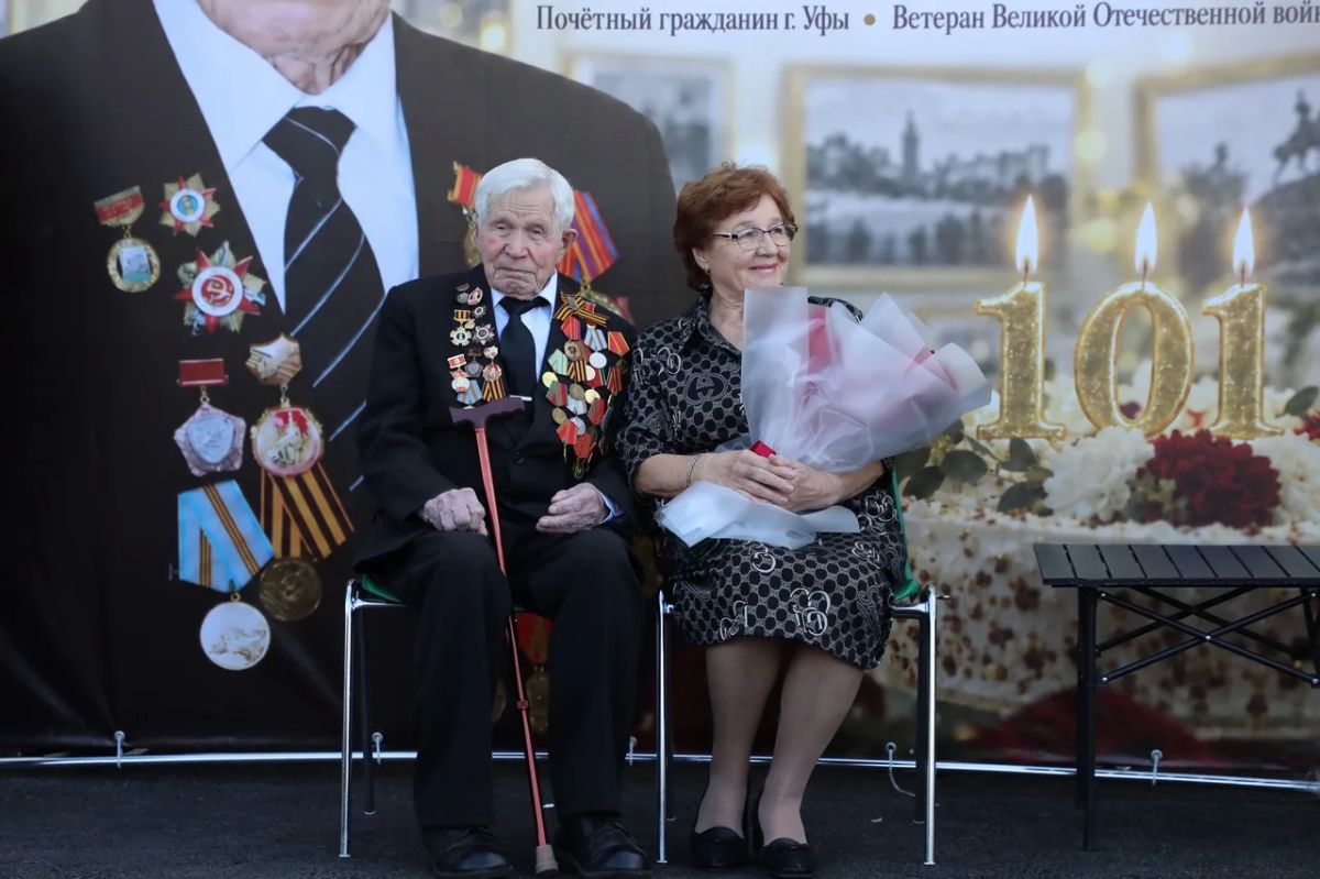 В Уфе прошел парад в честь 101летия ветерана Родиона Лобанова
