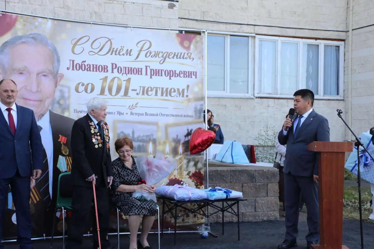 Рустам Шарипов: Родион Григорьевич, поздравляем вас с 101-летием! Сегодня у вашего порога прошёл парад Рустам Шарипов: Родион Григорьевич, поздравляем вас с 101-летием! Сегодня у вашего порога прошёл парад