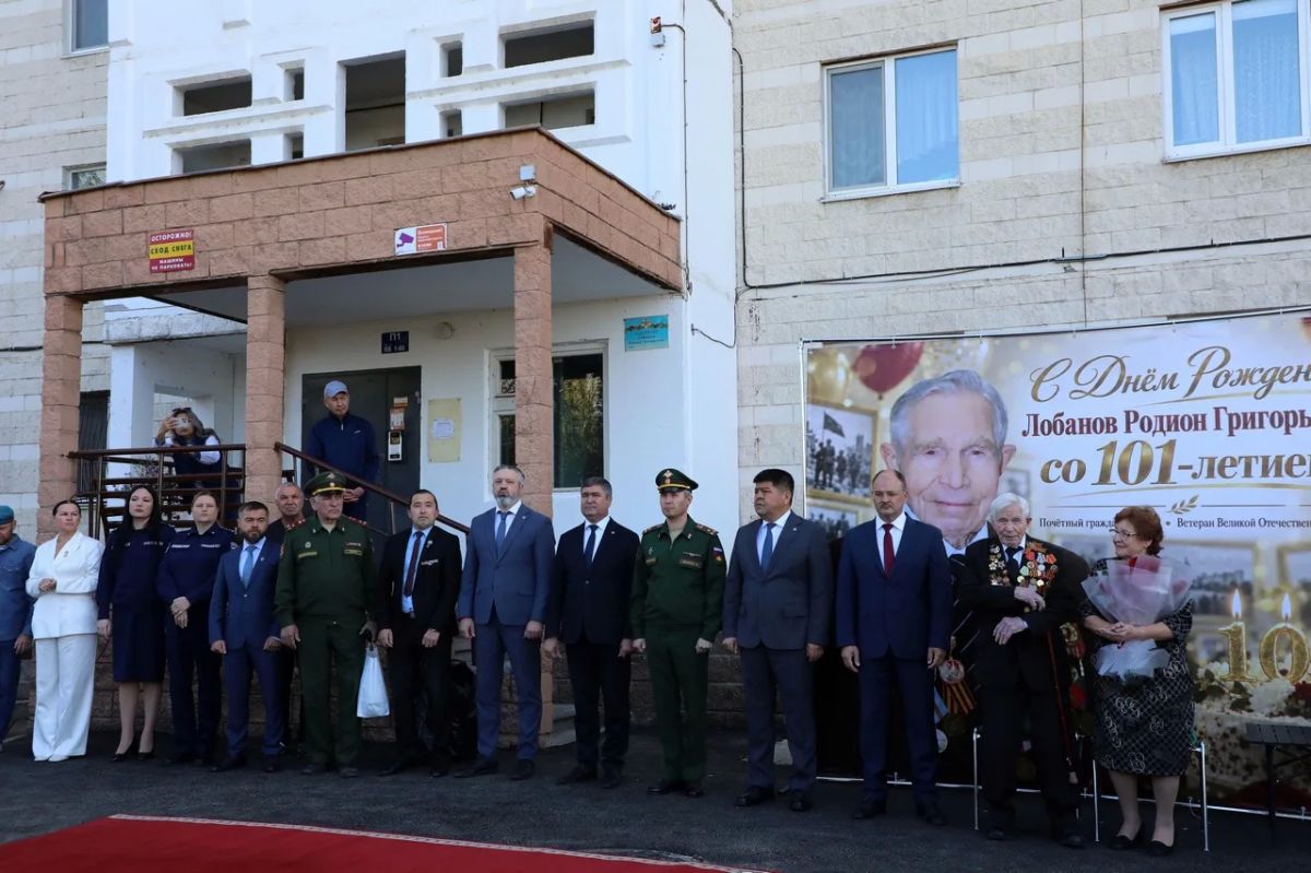 В Уфе прошел парад в честь 101летия ветерана Родиона Лобанова В Уфе прошел парад в честь 101летия ветерана Родиона Лобанова