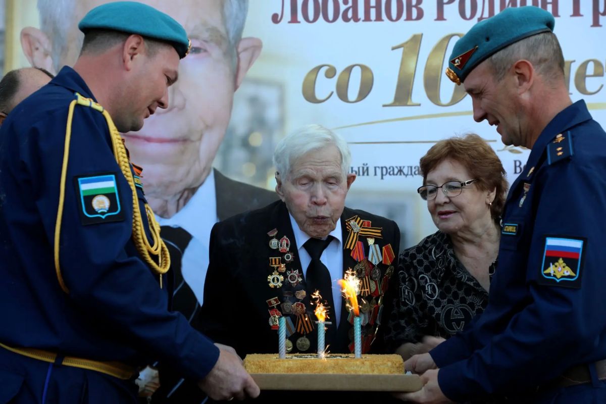 Рустам Шарипов: Родион Григорьевич, поздравляем вас с 101-летием! Сегодня у вашего порога прошёл парад Рустам Шарипов: Родион Григорьевич, поздравляем вас с 101-летием! Сегодня у вашего порога прошёл парад