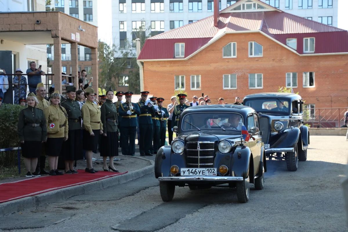 В Уфе прошел парад в честь 101летия ветерана Родиона Лобанова В Уфе прошел парад в честь 101летия ветерана Родиона Лобанова