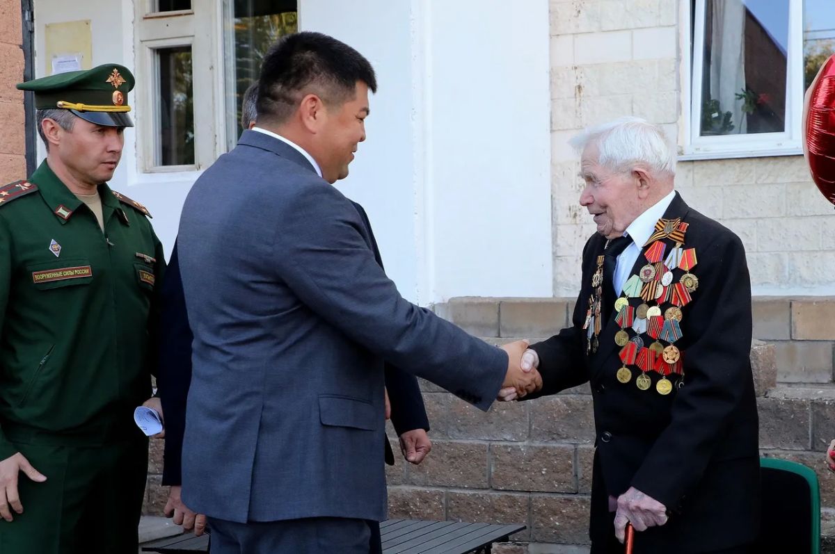 В Уфе прошел парад в честь 101летия ветерана Родиона Лобанова В Уфе прошел парад в честь 101летия ветерана Родиона Лобанова