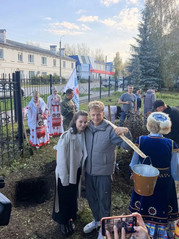 В Год большой и дружной семьи мы решили объединить два самых главных начала — создание новой ячейки и заботу о родной земле В Год большой и дружной семьи мы решили объединить два самых главных начала — создание новой ячейки и заботу о родной земле