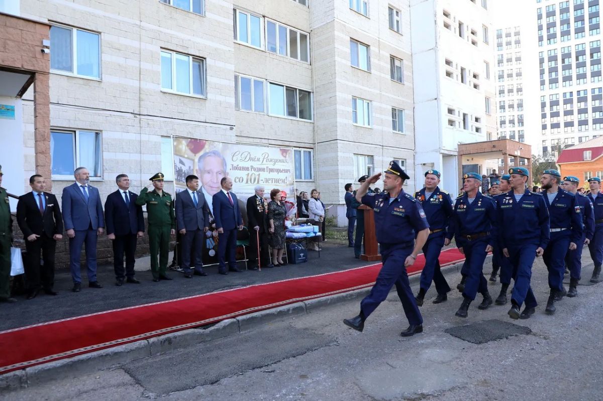 В Уфе прошел парад в честь 101летия ветерана Родиона Лобанова В Уфе прошел парад в честь 101летия ветерана Родиона Лобанова