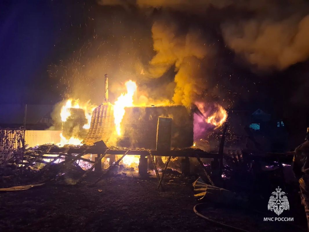 В Уфе сегодня ночью огонь повредил жилой дом и баню В Уфе сегодня ночью огонь повредил жилой дом и баню