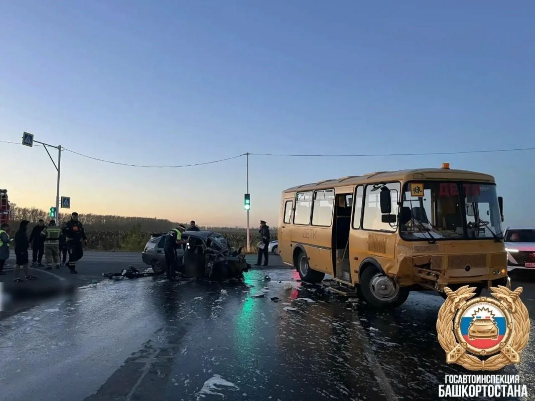 ВАЗ-2112 влетел в поворачивающий школьный автобус с детьми в Уфе
