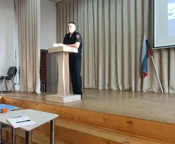 В Нефтекамском педагогическом колледже полицейский провел урок правоведения В Нефтекамском педагогическом колледже полицейский провел урок правоведения