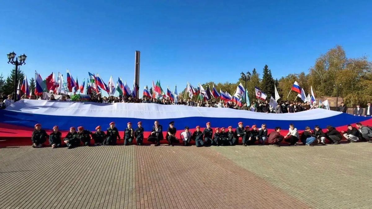Сотрудники Госкомитета РБ по ЧС присоединились к флешмобу, посвящённому Дню воссоединения новых территорий с Россией Сотрудники Госкомитета РБ по ЧС присоединились к флешмобу, посвящённому Дню воссоединения новых территорий с Россией